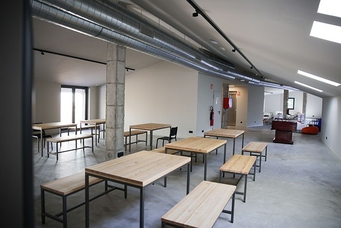 una habitación llena de mesas de madera y bancos