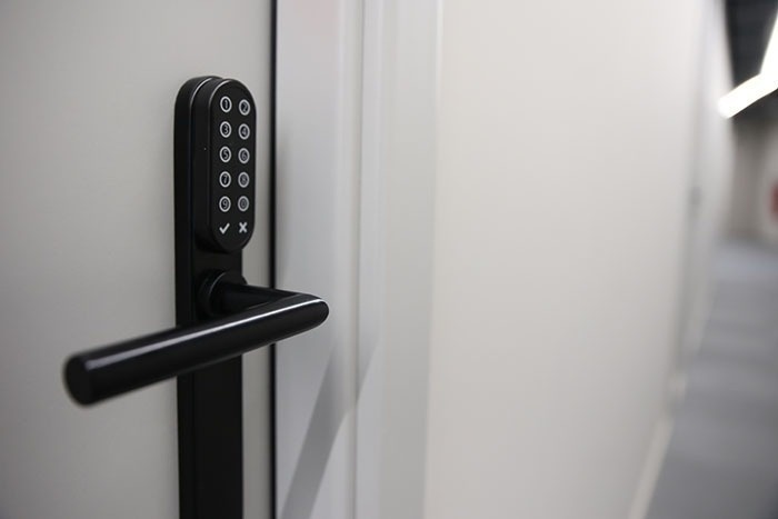 un primer plano de una cerradura de puerta con un teclado