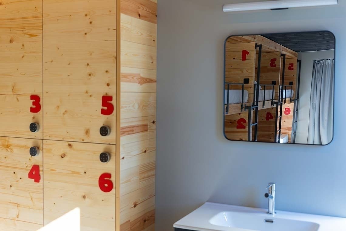 un baño con lockers de madera y un lavabo