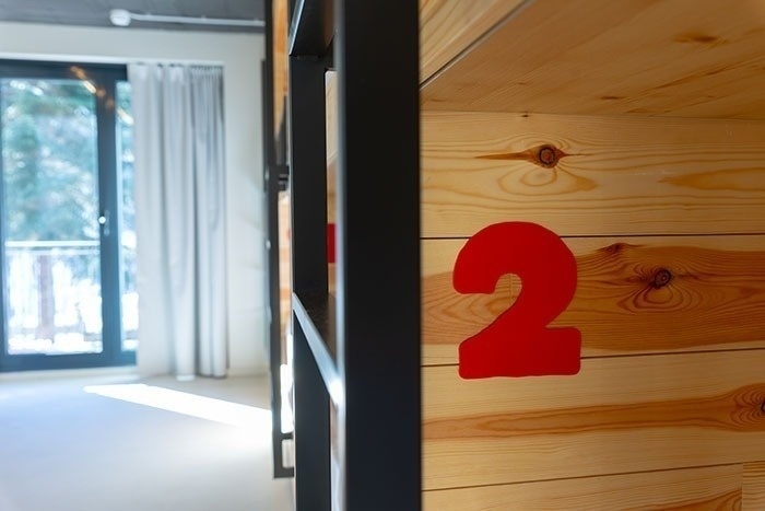 una pared de madera con un número rojo en la esquina