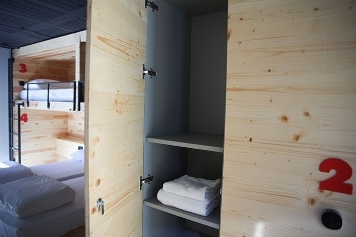 un armario de madera con la puerta abierta y el número 2 en la puerta