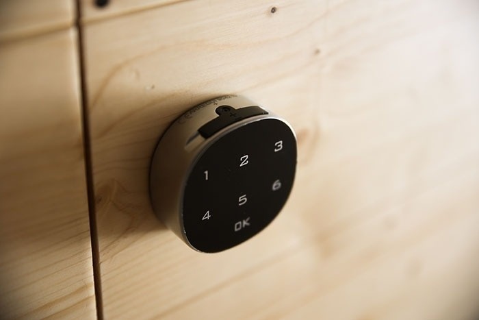 una puerta de madera con un botón redondo que dice ok