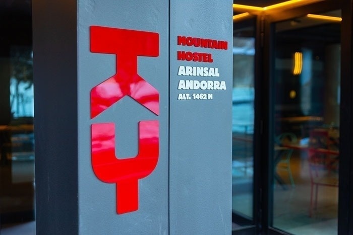 una puerta de vidrio que conduce a una habitación de montaña