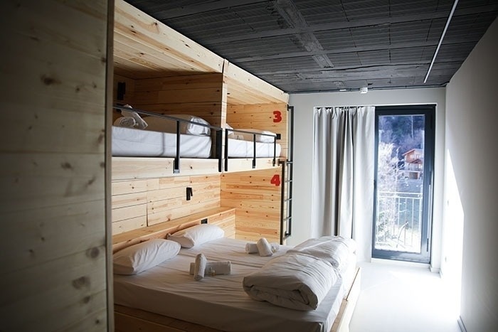 una habitación con literas de madera con los números 3 y 4