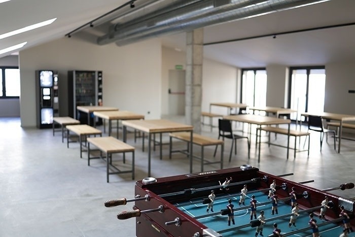 una mesa de foosball en una habitación llena de mesas y bancos