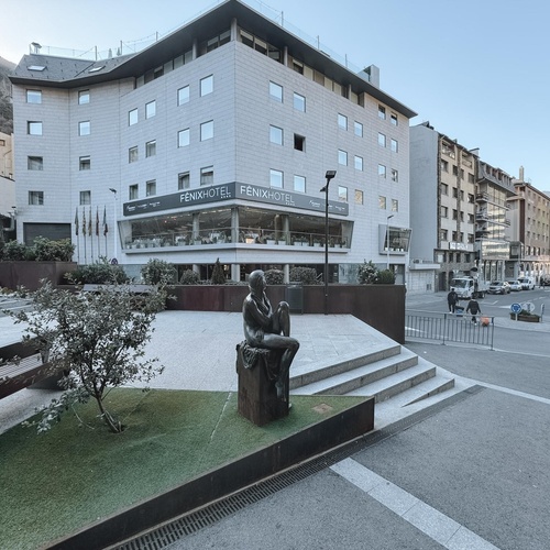 un edificio con la palabra fenixhotel encima