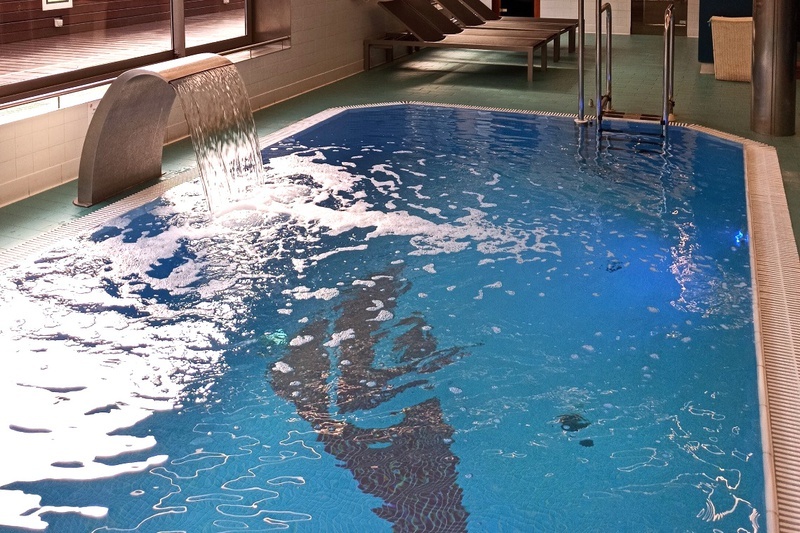 Spa con zona de aguas, piscina y sauna