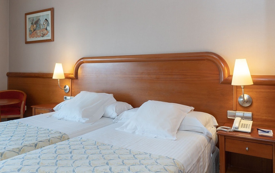 una habitación de hotel con dos camas y un teléfono