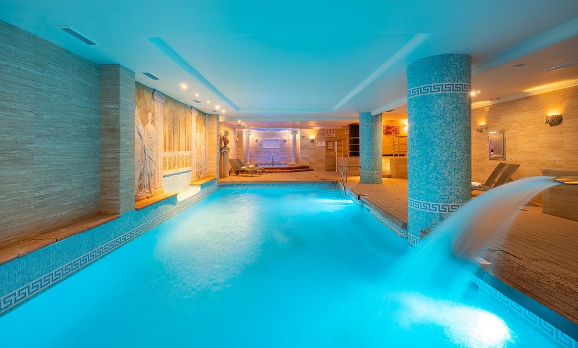 una piscina llena de agua y una cascada en un spa