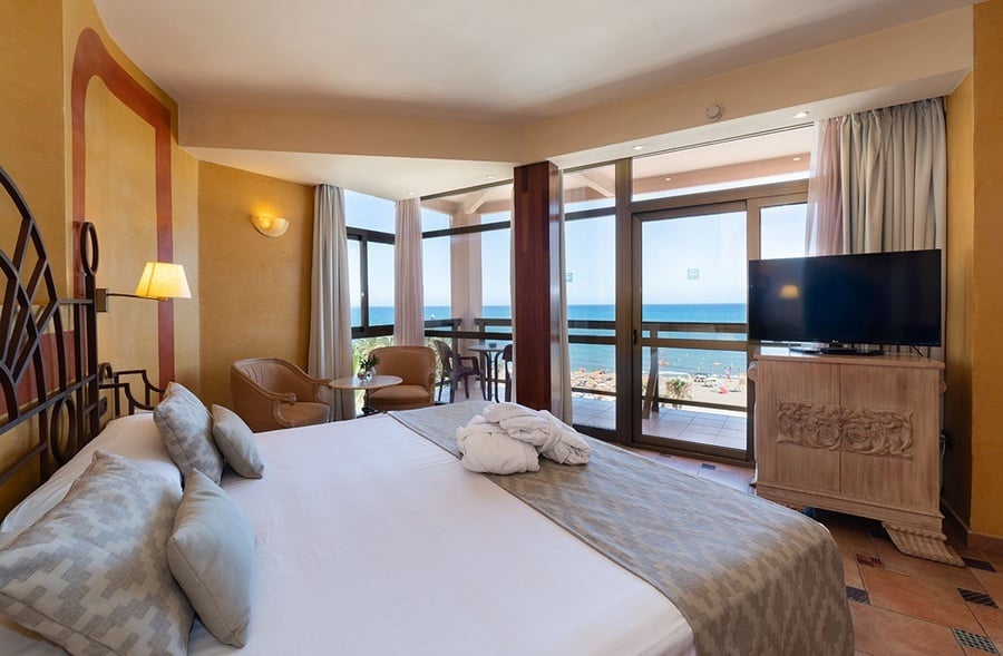 una habitación de hotel con una cama y una televisión