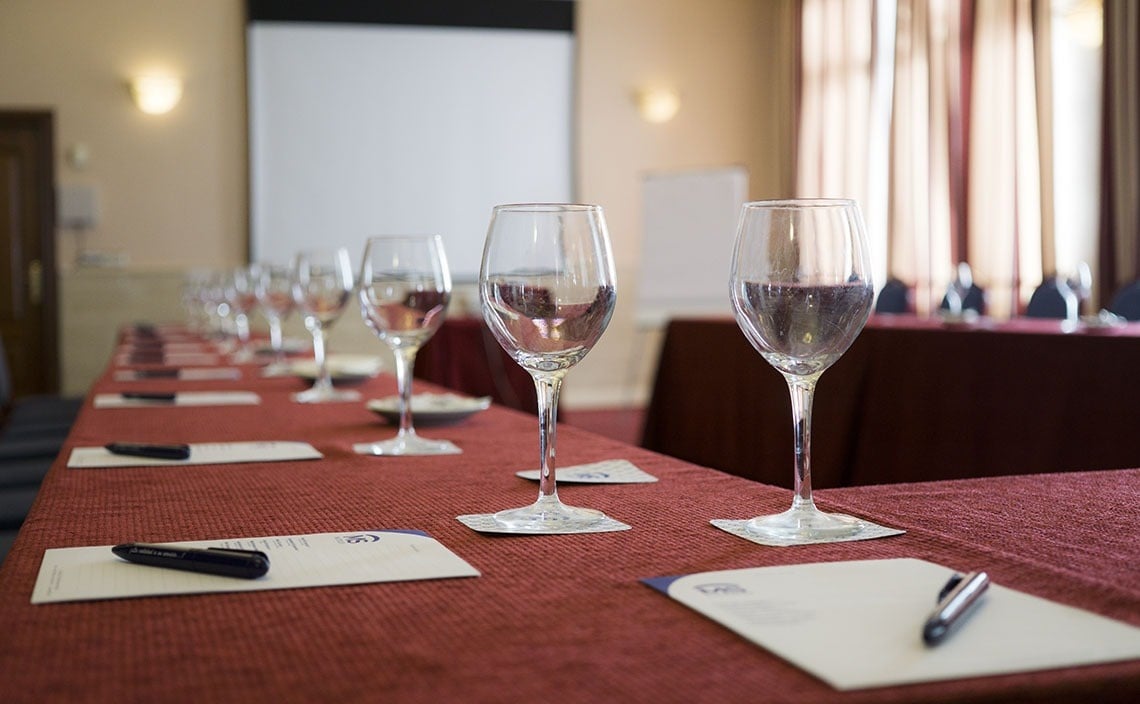 una mesa llena de copas de vino y notas