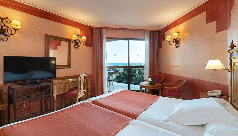 una habitación de hotel con dos camas y una televisión