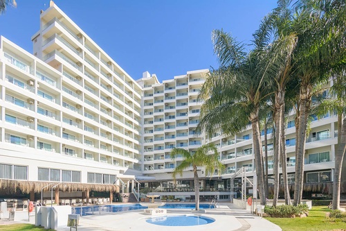Hotel Parasol by Dorobe: Piscina y palmeras en Torremolinos.