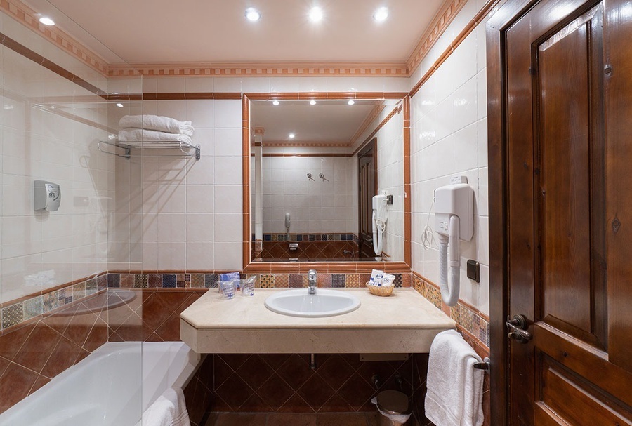 un cuarto de baño con un lavabo y un espejo