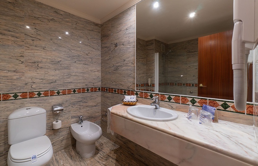 un cuarto de baño con un inodoro y un lavabo
