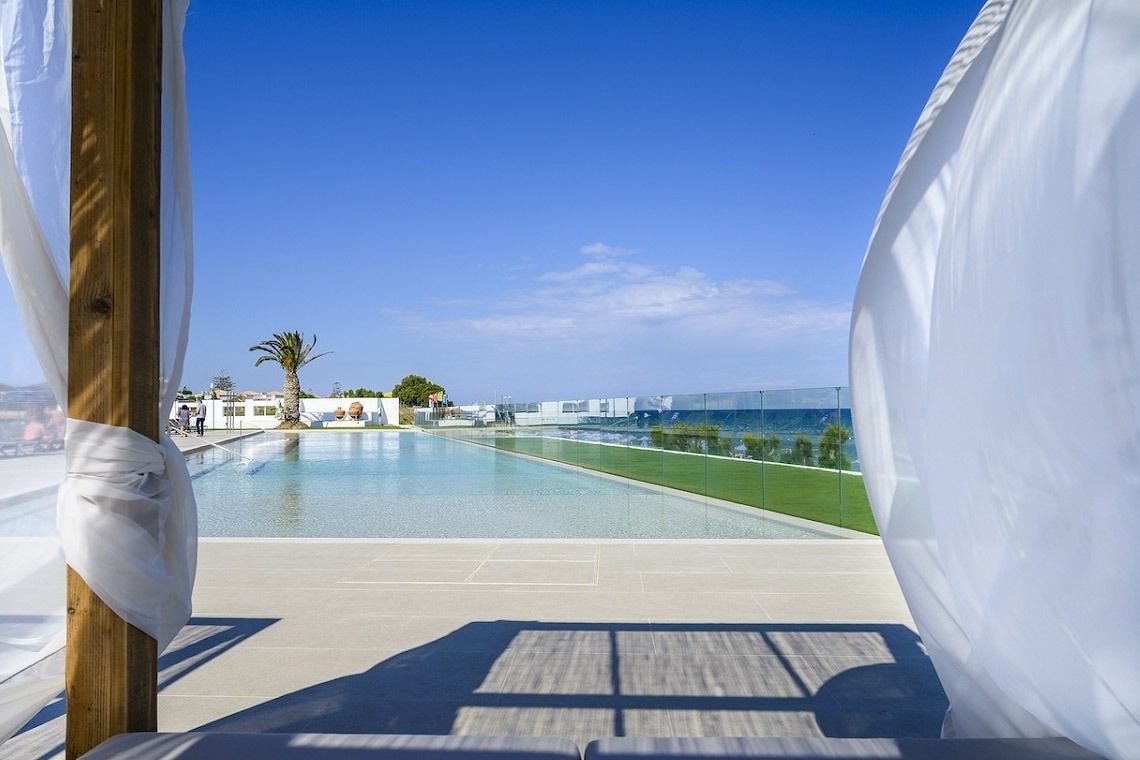 ein weißer Vorhang hängt über einen Pool