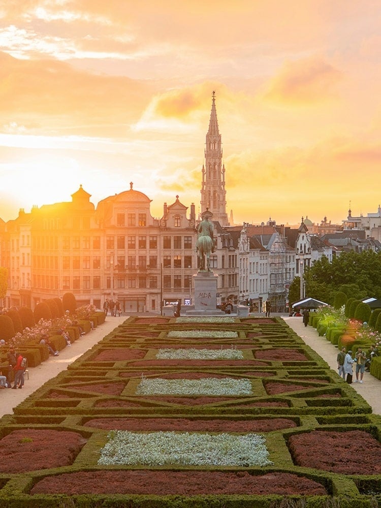 eine Statue eines Mannes auf einem Pferd steht in einem Garten