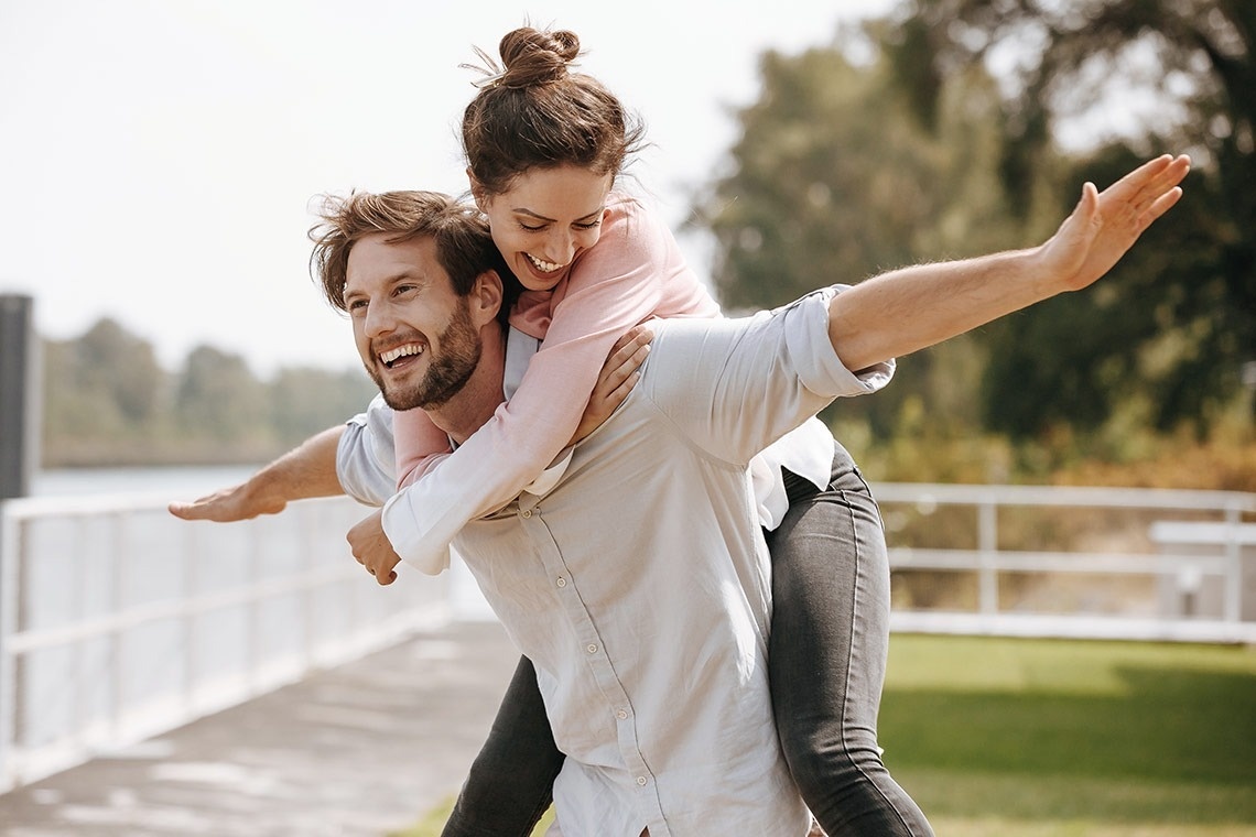un uomo sta portando una donna sulle spalle