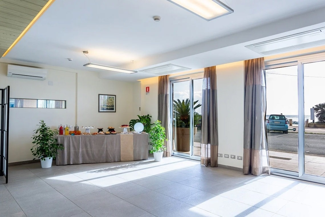 un restaurante con mesas y sillas preparadas para el desayuno