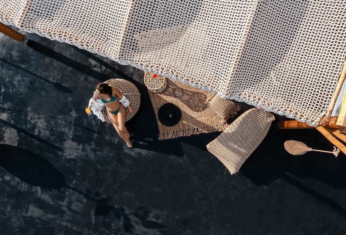 un hombre y una mujer se relajan en un jacuzzi en una piscina