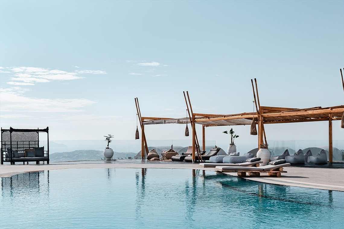 ein großer Swimmingpool mit Blick auf das Meer