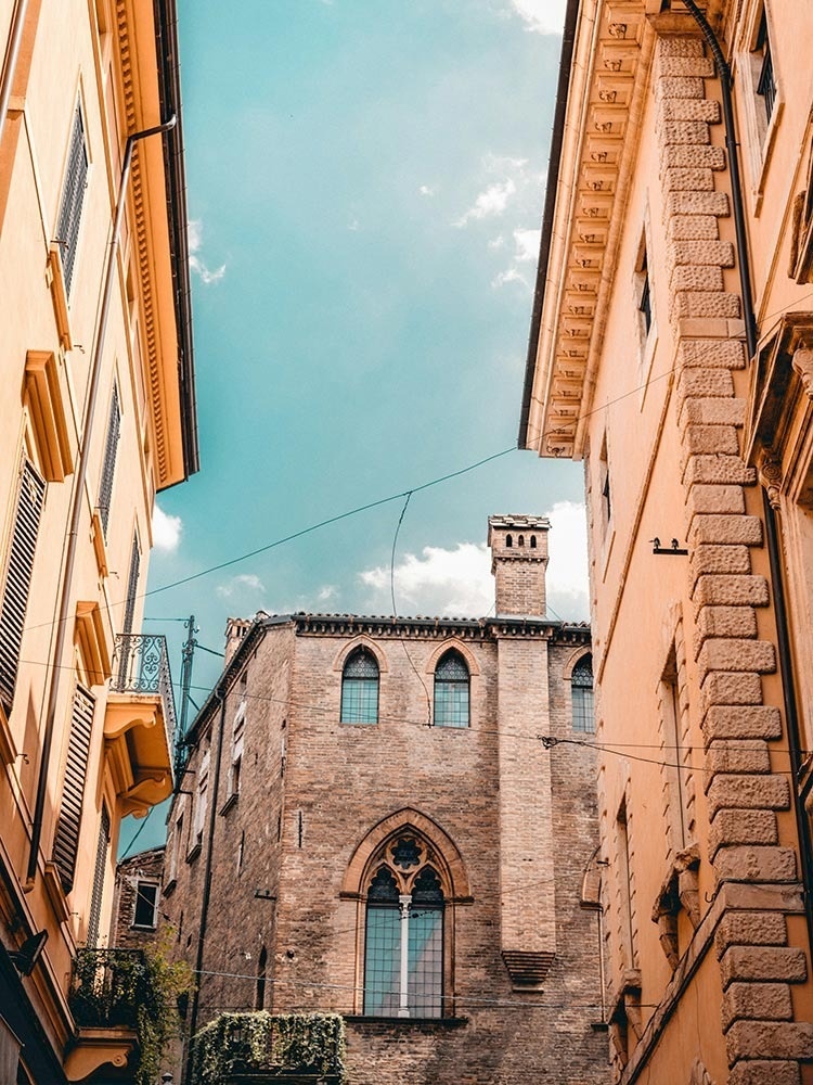 ein Gebäude mit einem Schornstein in der Mitte