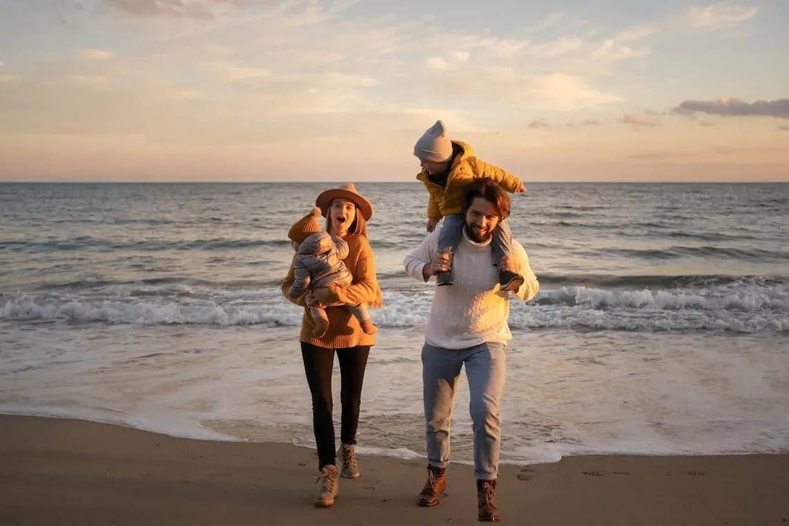 Famille heureuse sur la plage, idéal pour NEXTA: Corporativa.