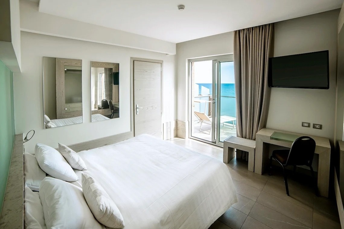 ein Hotelzimmer mit einem Bett und einem Fernseher