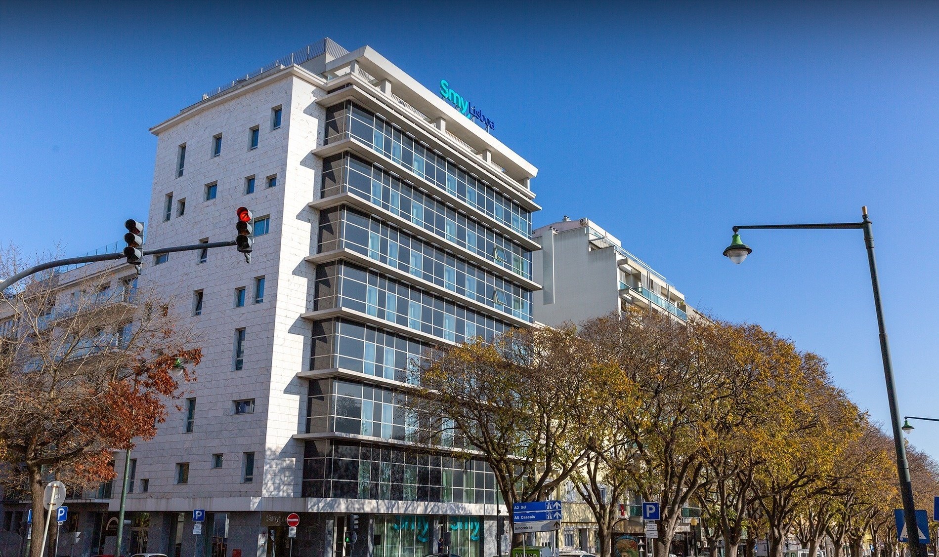 un edificio blanco con una vista del océano en el fondo