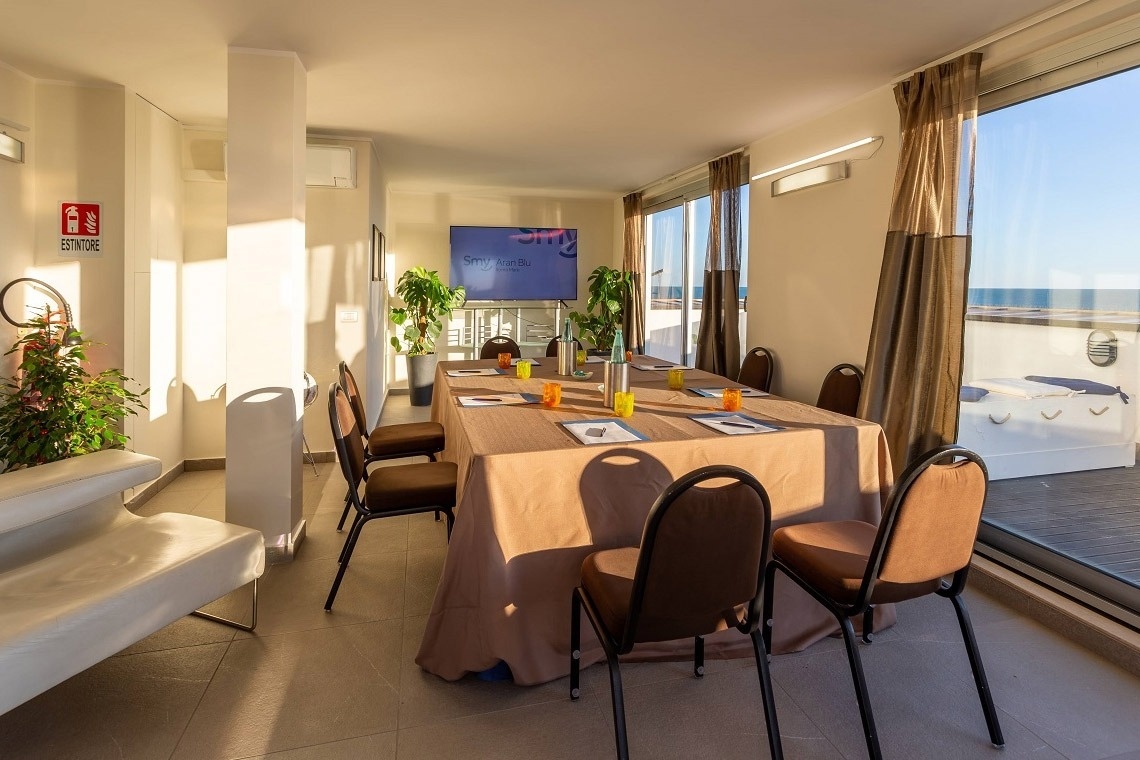 un restaurante con muchas mesas y sillas y una gran ventana