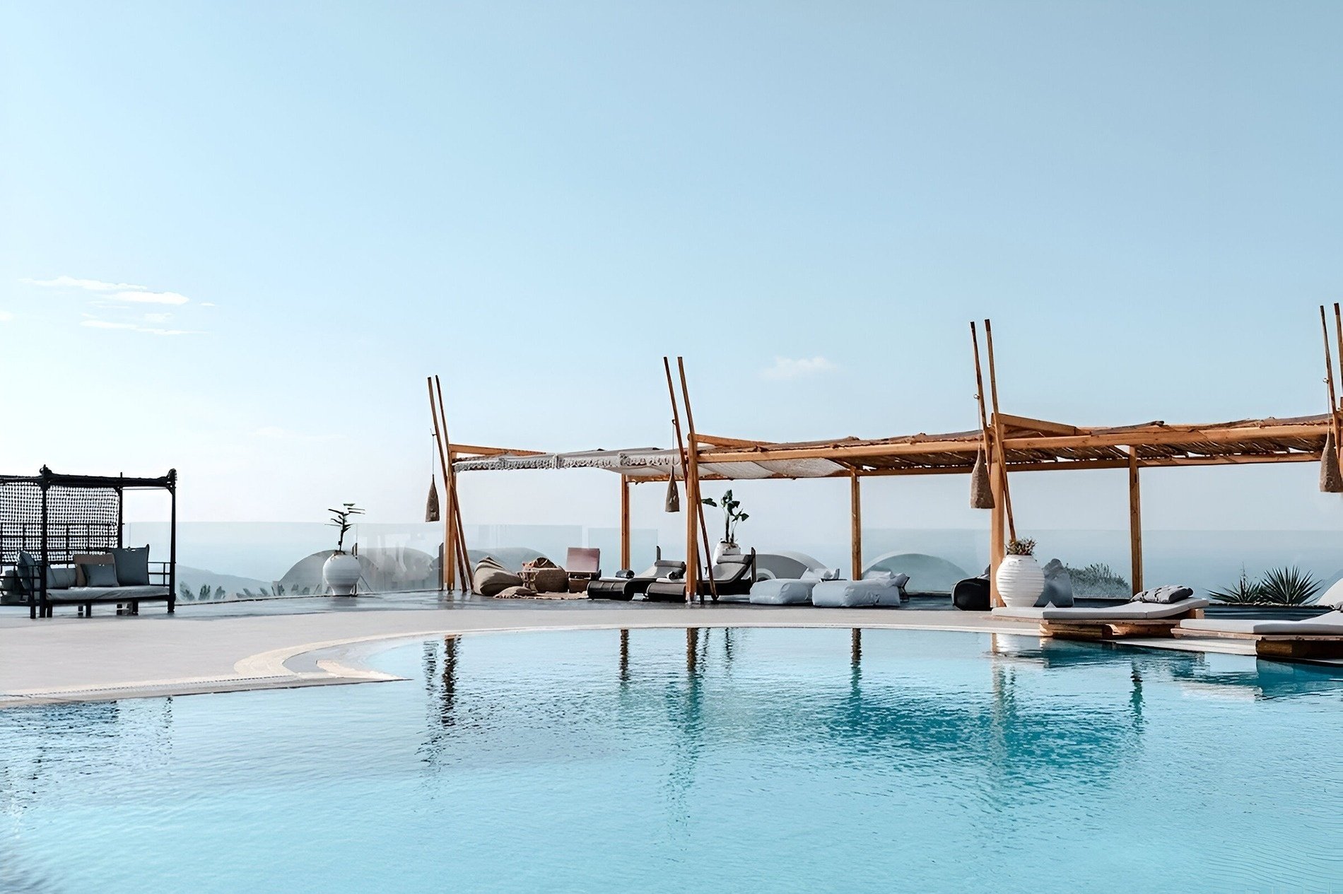 una piscina rodeada de muebles y techos de madera