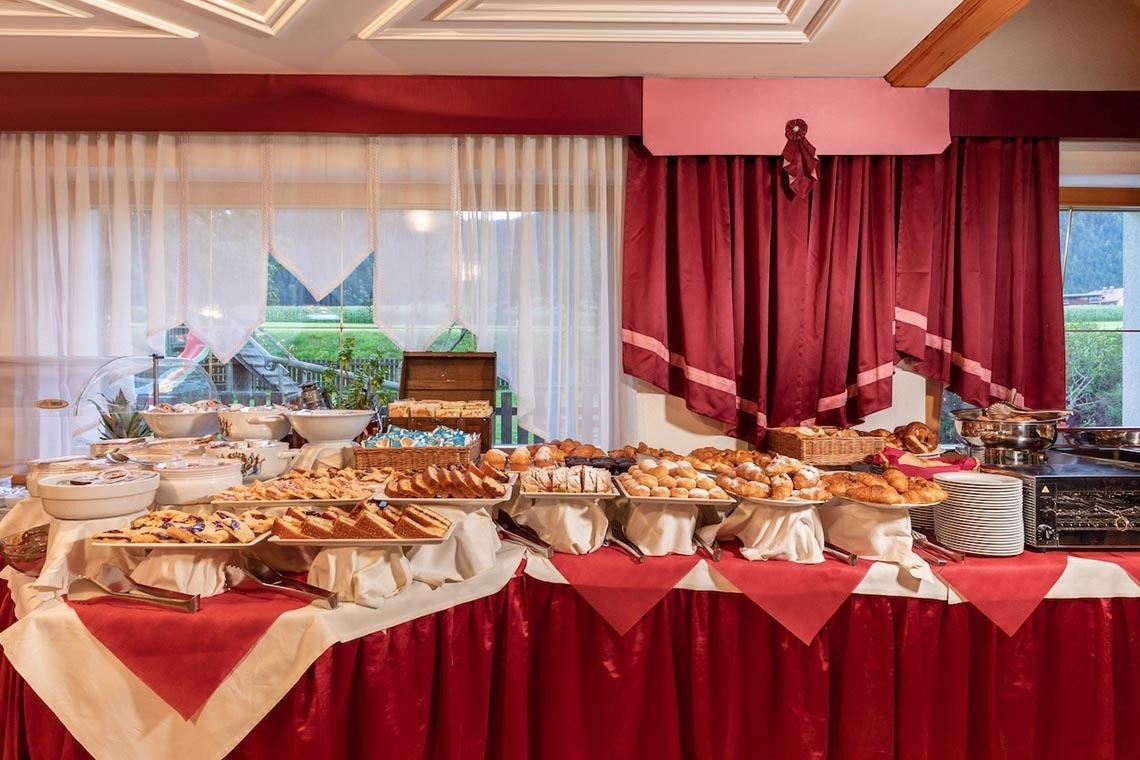 un buffet pieno di cibi e bevande in una stanza