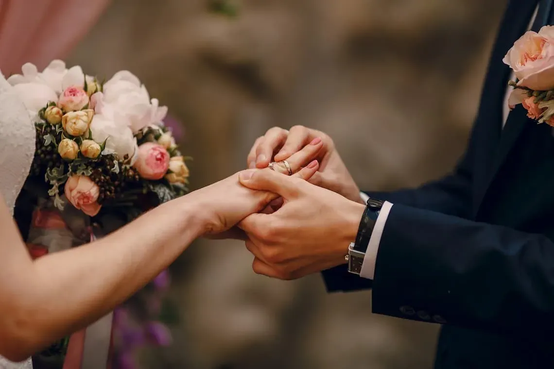 Cérémonie NEXTA : Corporative avec échange d'alliances, bouquet de mariée et costume élégant.