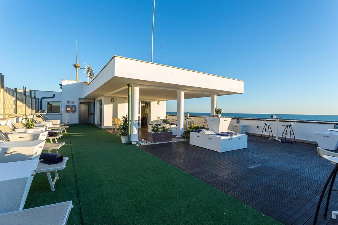 una habitación de hotel con una cama y una computadora portátil