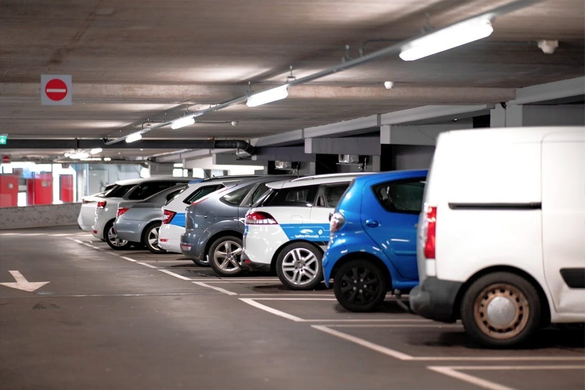 une rangée de voitures garées dans un parking souterrain