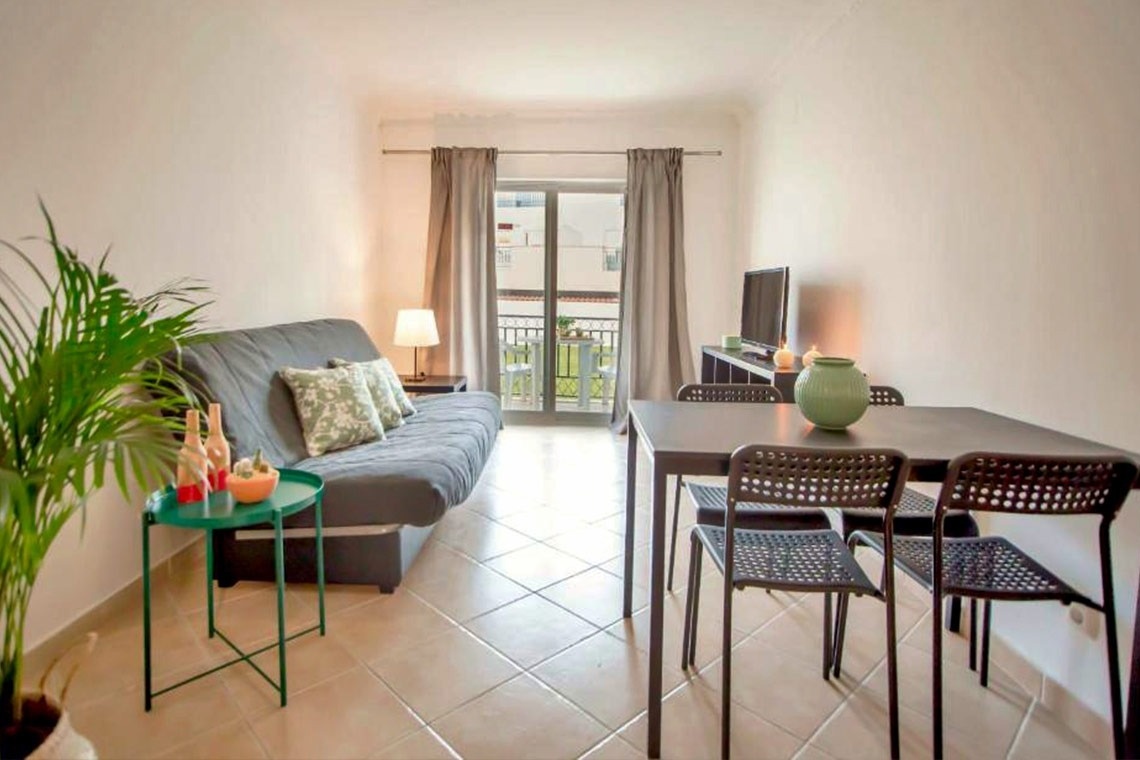 ein Wohnzimmer mit einem Couchtisch und Stühlen