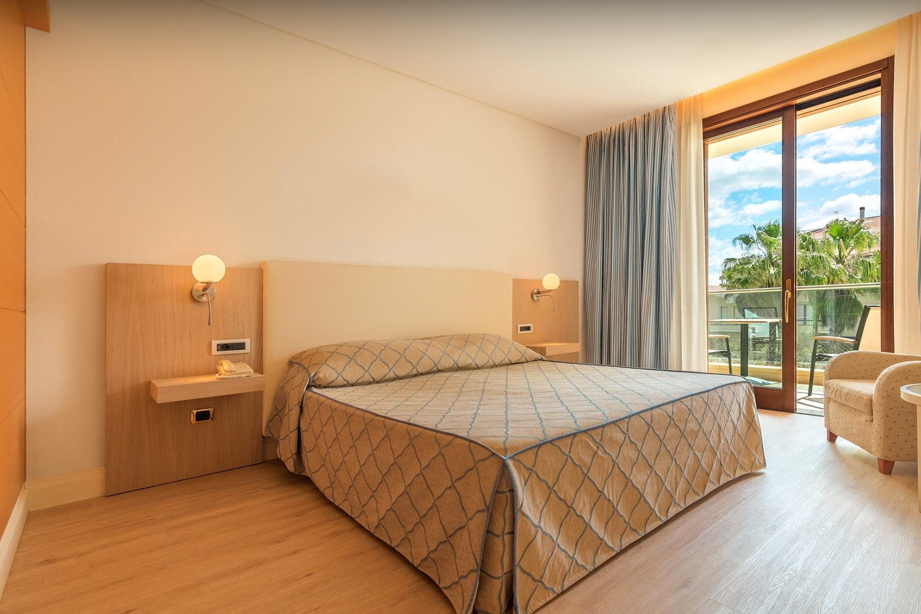 una camera d' albergo con un letto king size e una grande finestra