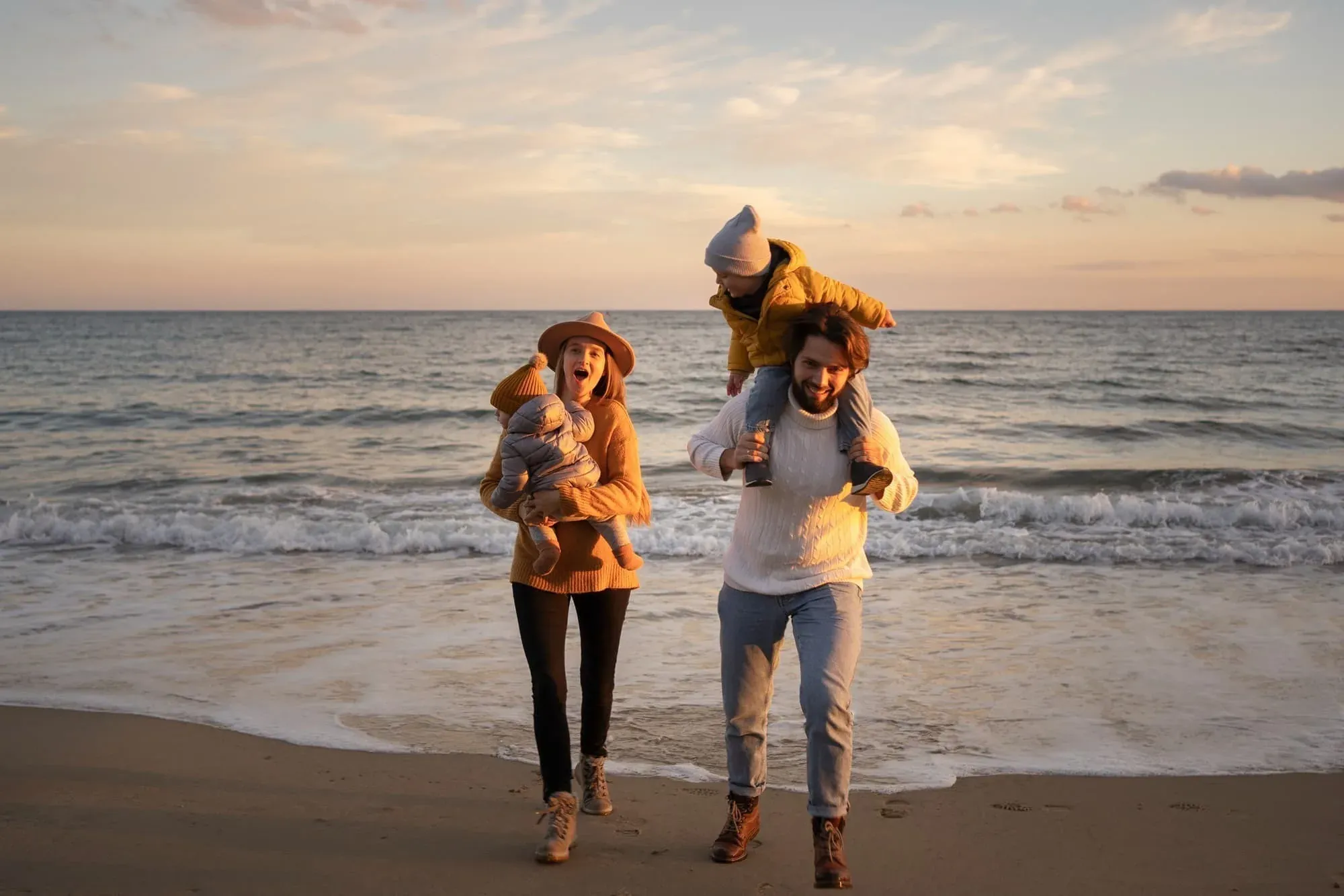 Family enjoying sunset beach walk, perfect for NEXTA: Corporativa events.