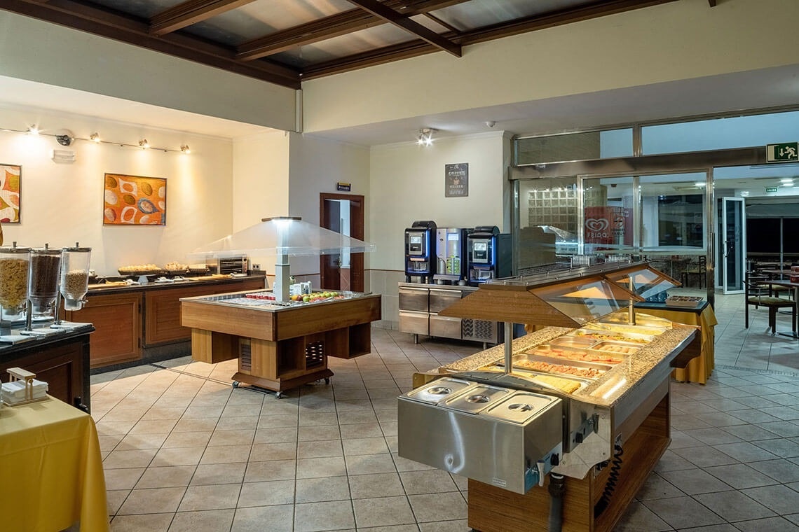 un buffet en un restaurante con una puerta de salida verde