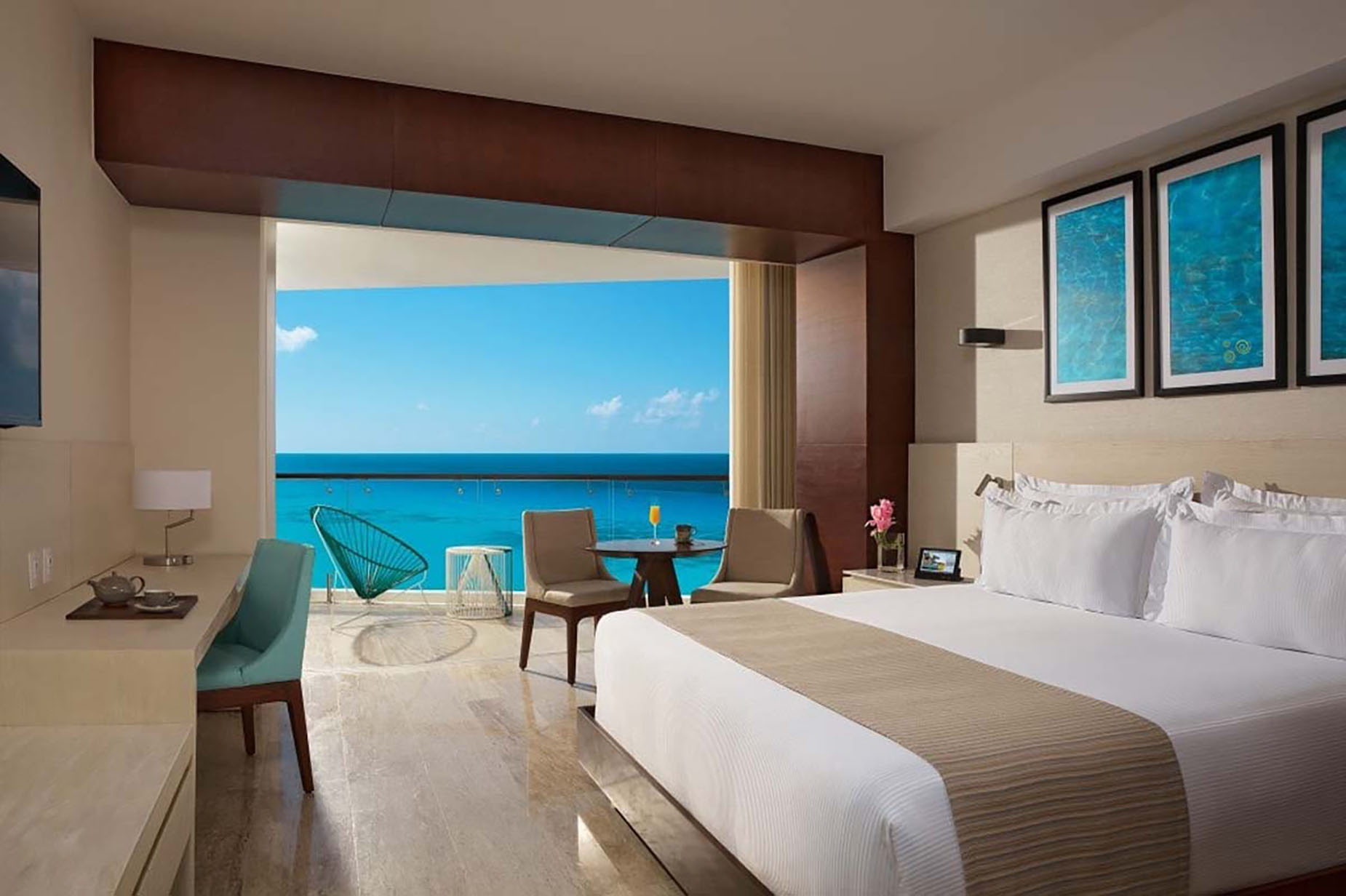 Ocean view hotel room DEMO 3 with a king-size bed and balcony.
