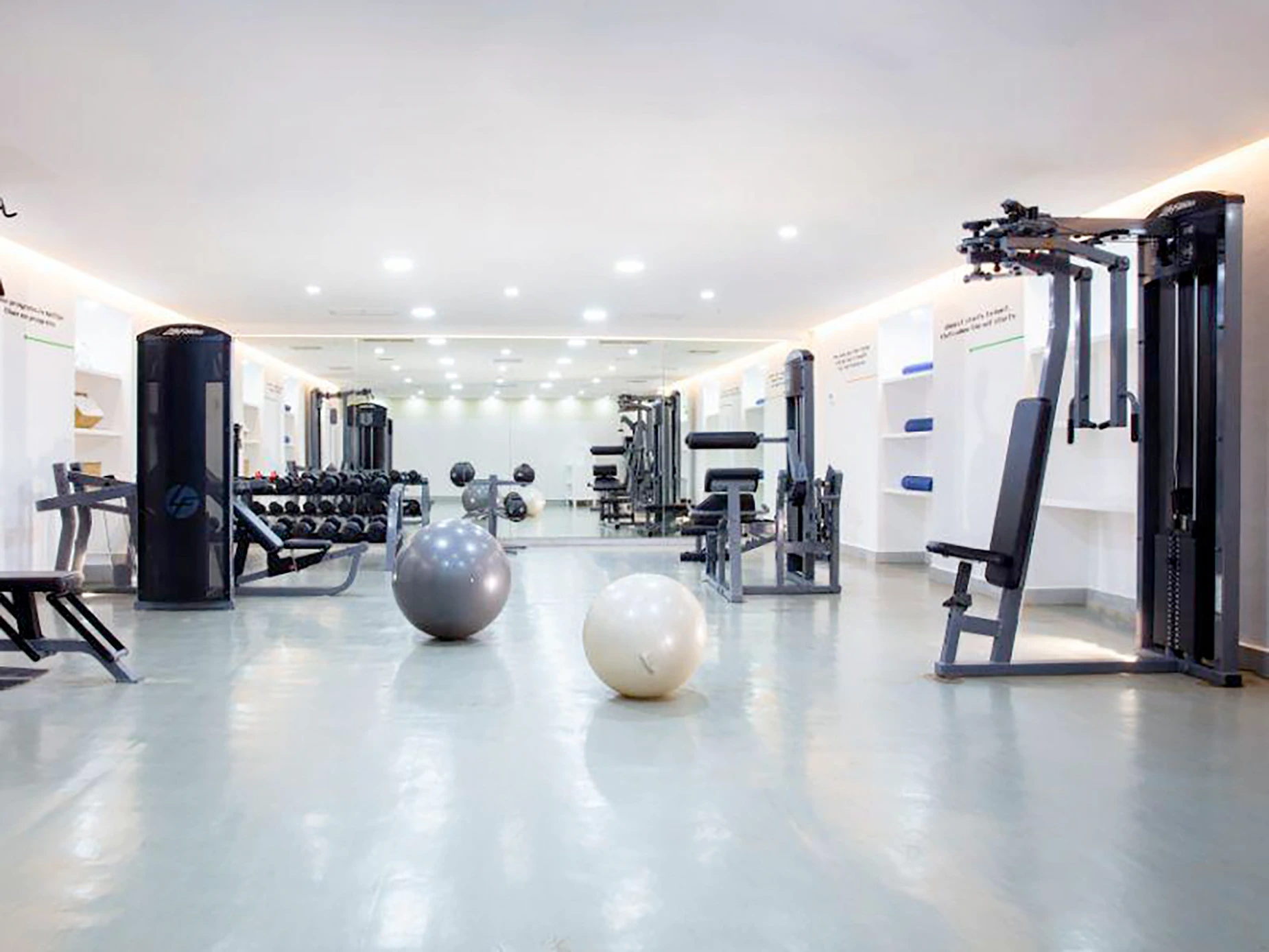 Gimnasio moderno con máquinas y pesas, ideal para tu estancia en DEMO 3.