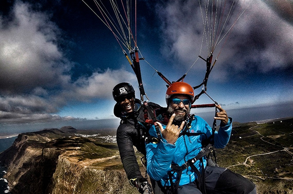 a man wearing a helmet with the letter s on it