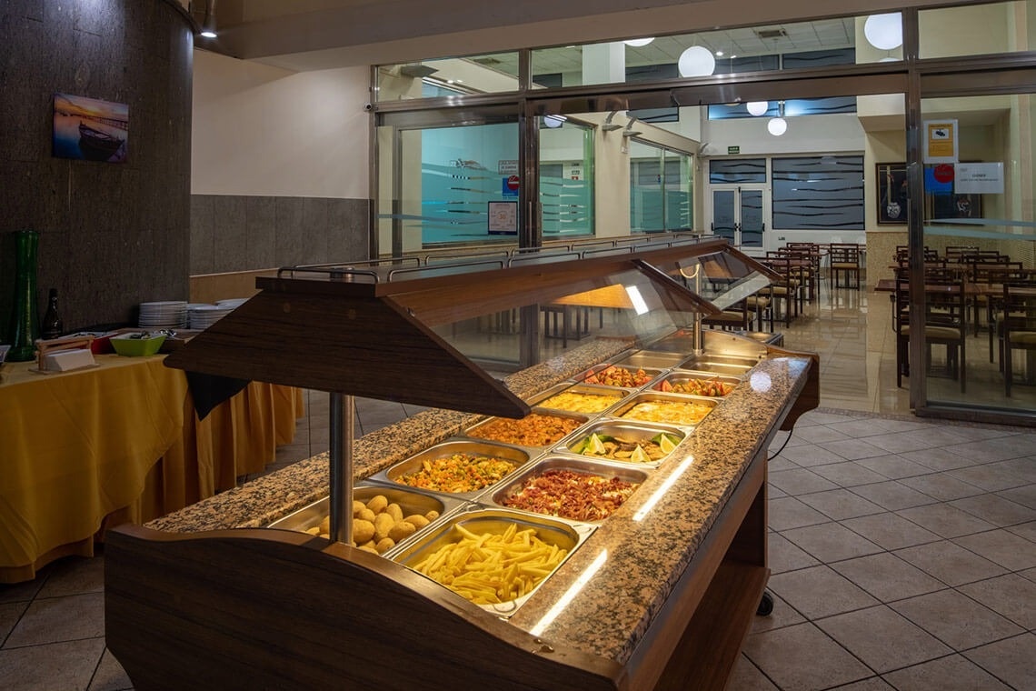 un mostrador de comida con varios platos de comida en un restaurante