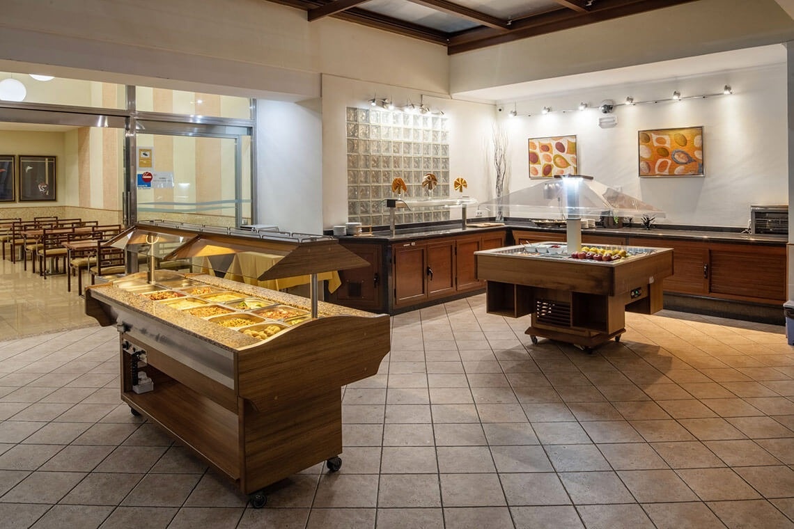 un buffet en un restaurante con un letrero que dice 