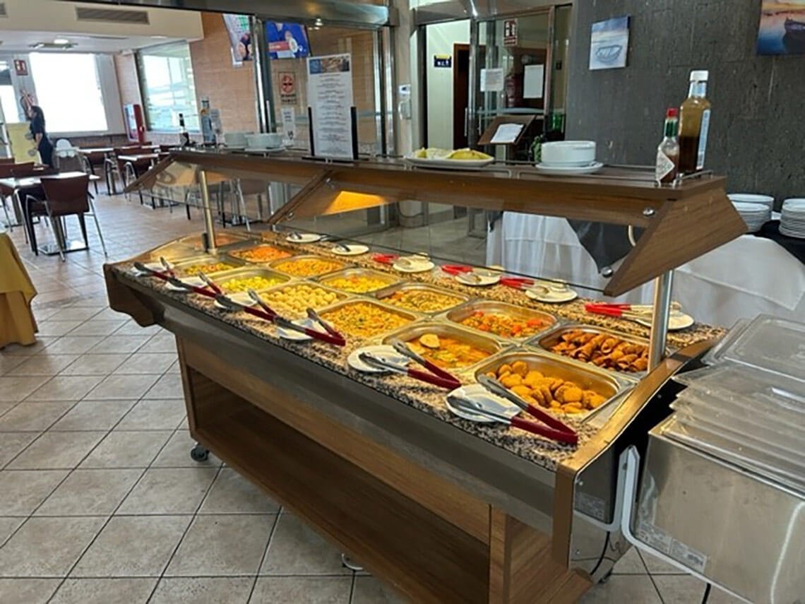un buffet lleno de comida en un restaurante