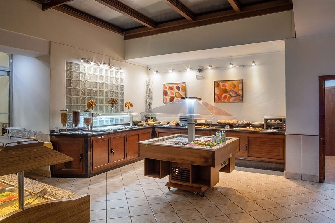 un buffet de comida en un restaurante con muchas frutas y verduras