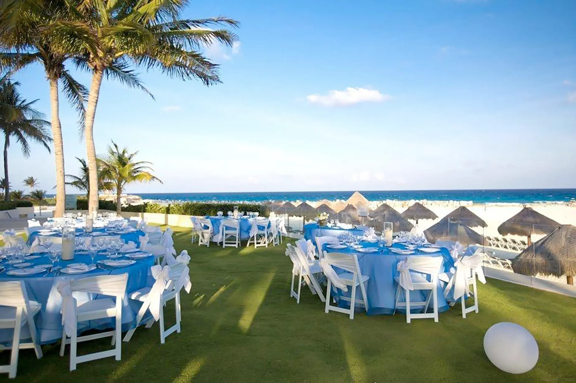 Salón de spa de lujo con vista al mar, ideal para DEMO 3 y tratamientos de belleza.