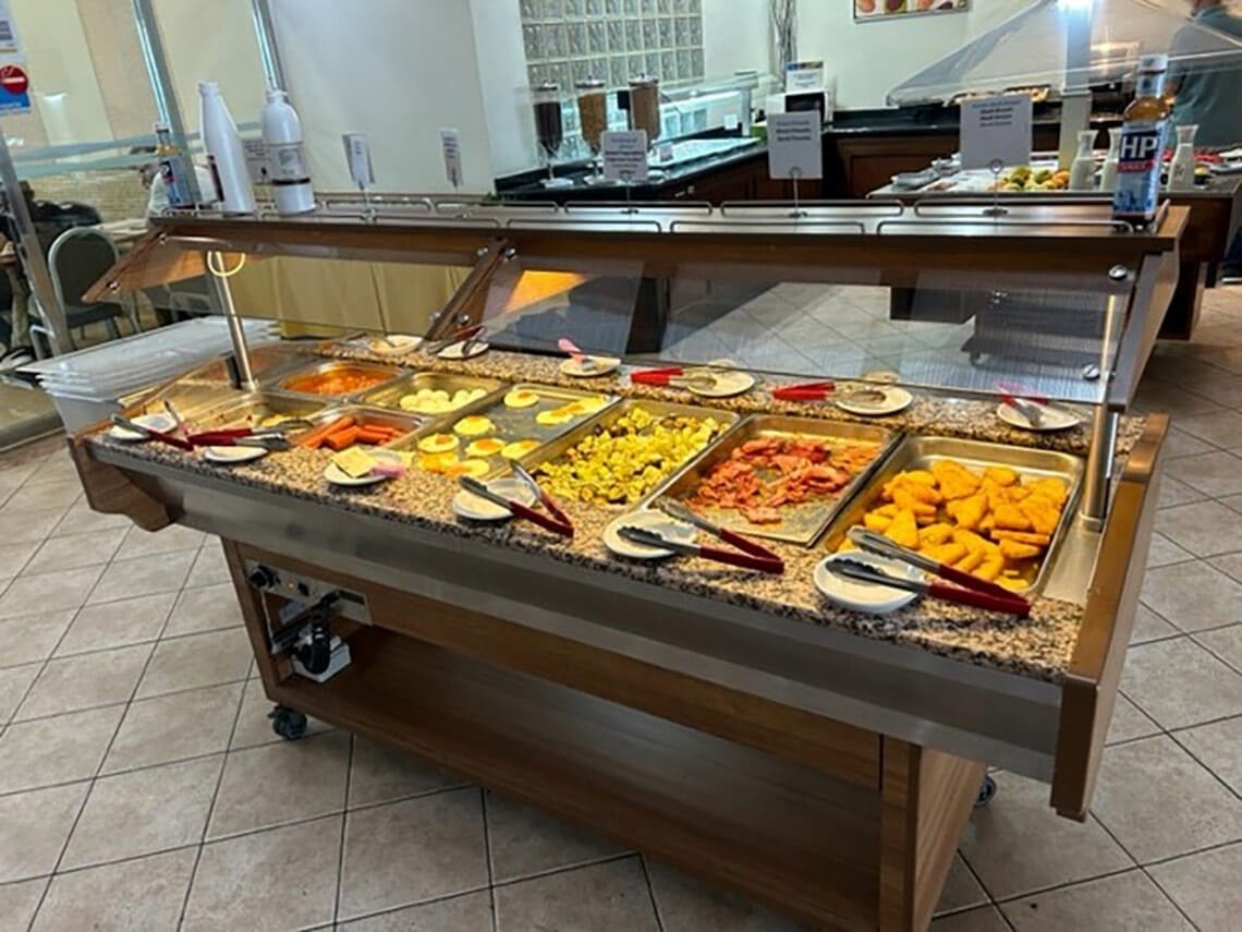 un buffet lleno de comida en un restaurante