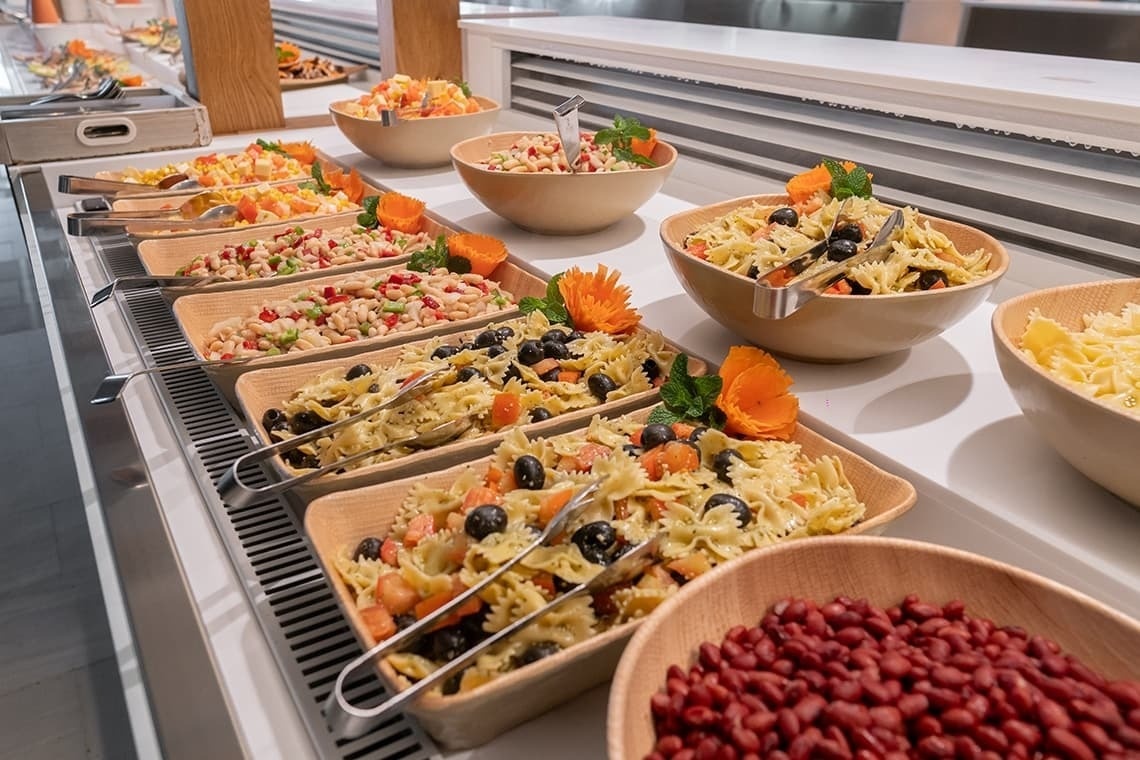 un buffet con varios platos de pasta y frijoles