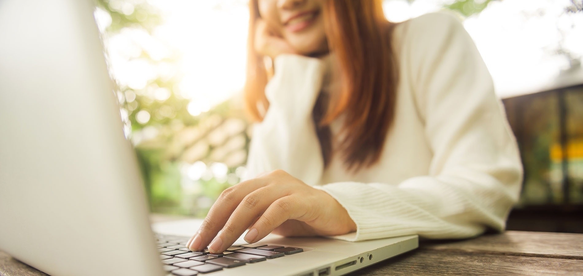 una mujer con un reloj y un teléfono en sus manos